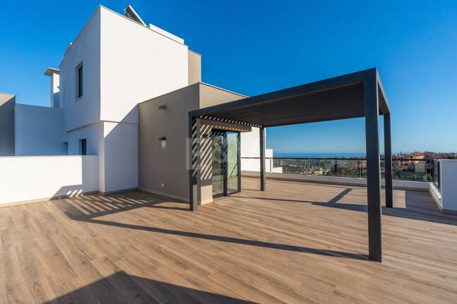 Modern Duplex Penthouse in Nueva Andalucía with Ample Terraces