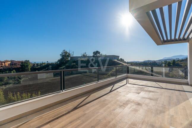 Modern Duplex Penthouse in Nueva Andalucía with Ample Terraces