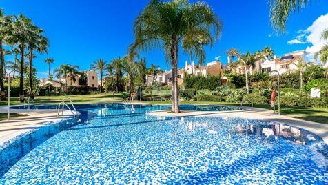 Villa in erster Linie am Golfplatz in einer geschlossenen Wohnanlage Isla de Guadalmina.