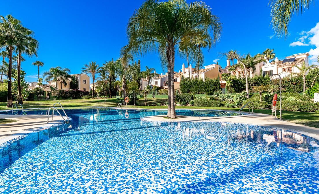 Villa in erster Linie am Golfplatz in einer geschlossenen Wohnanlage Isla de Guadalmina.