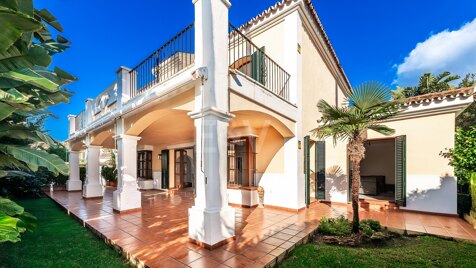 Villa en primera línea de golf en urbanización cerrada Isla de Guadalmina.