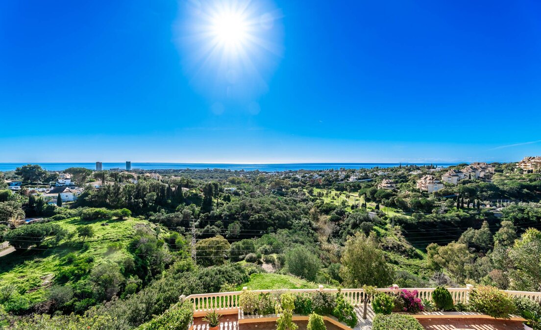 Stadthaus mit Panoramablick auf das Meer in Elviria