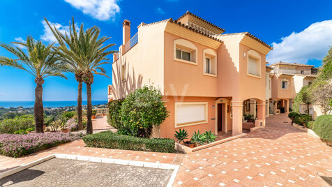 Stadthaus mit Panoramablick auf das Meer in Elviria