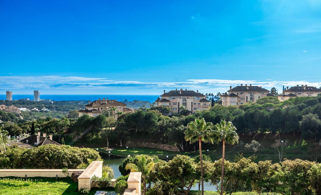 Elviria Hills Apartment with Stunning Sea Views and Top Location