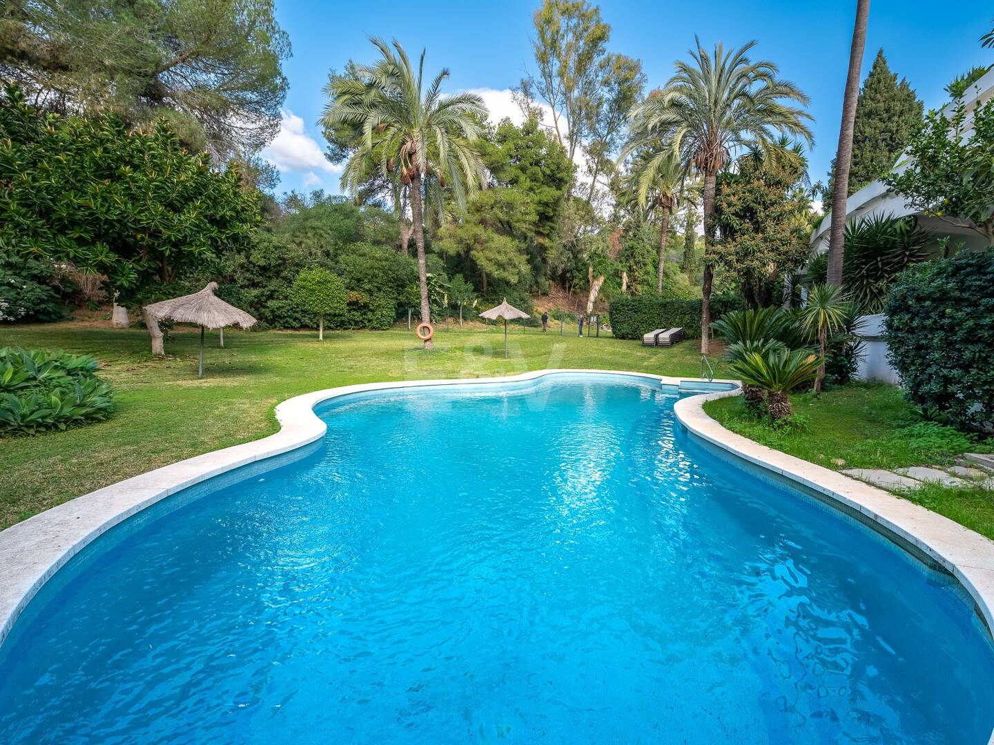 Lomas de Marbella Club Modernes Duplex mit privatem Garten und Pool