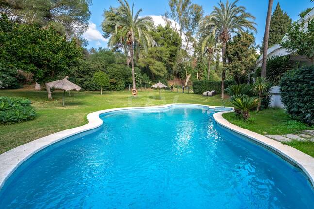 Lomas de Marbella Club Modernes Duplex mit privatem Garten und Pool
