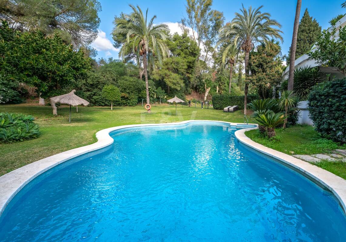 Lomas de Marbella Club Duplex moderne avec jardin privé et piscine