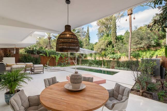 Lomas de Marbella Club Modernes Duplex mit privatem Garten und Pool