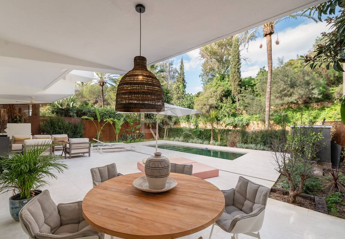 Lomas de Marbella Club Modernes Duplex mit privatem Garten und Pool