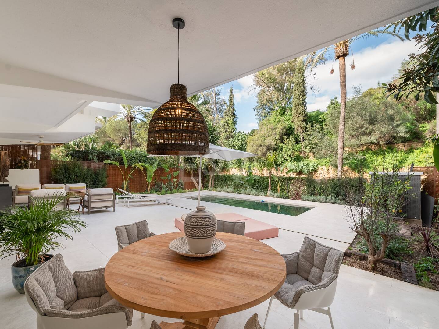 Lomas de Marbella Club Modernes Duplex mit privatem Garten und Pool