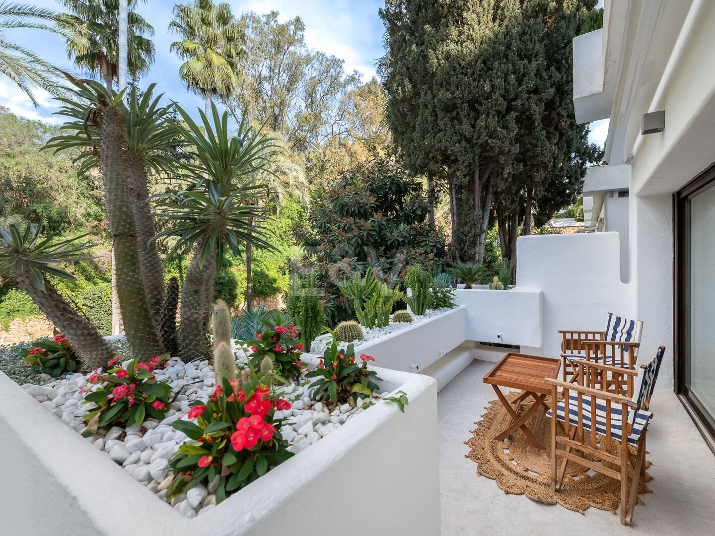 Lomas de Marbella Club Modernes Duplex mit privatem Garten und Pool