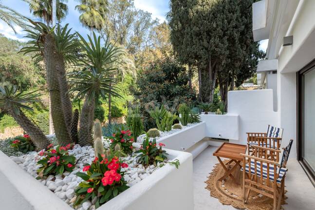 Lomas de Marbella Club Modernes Duplex mit privatem Garten und Pool