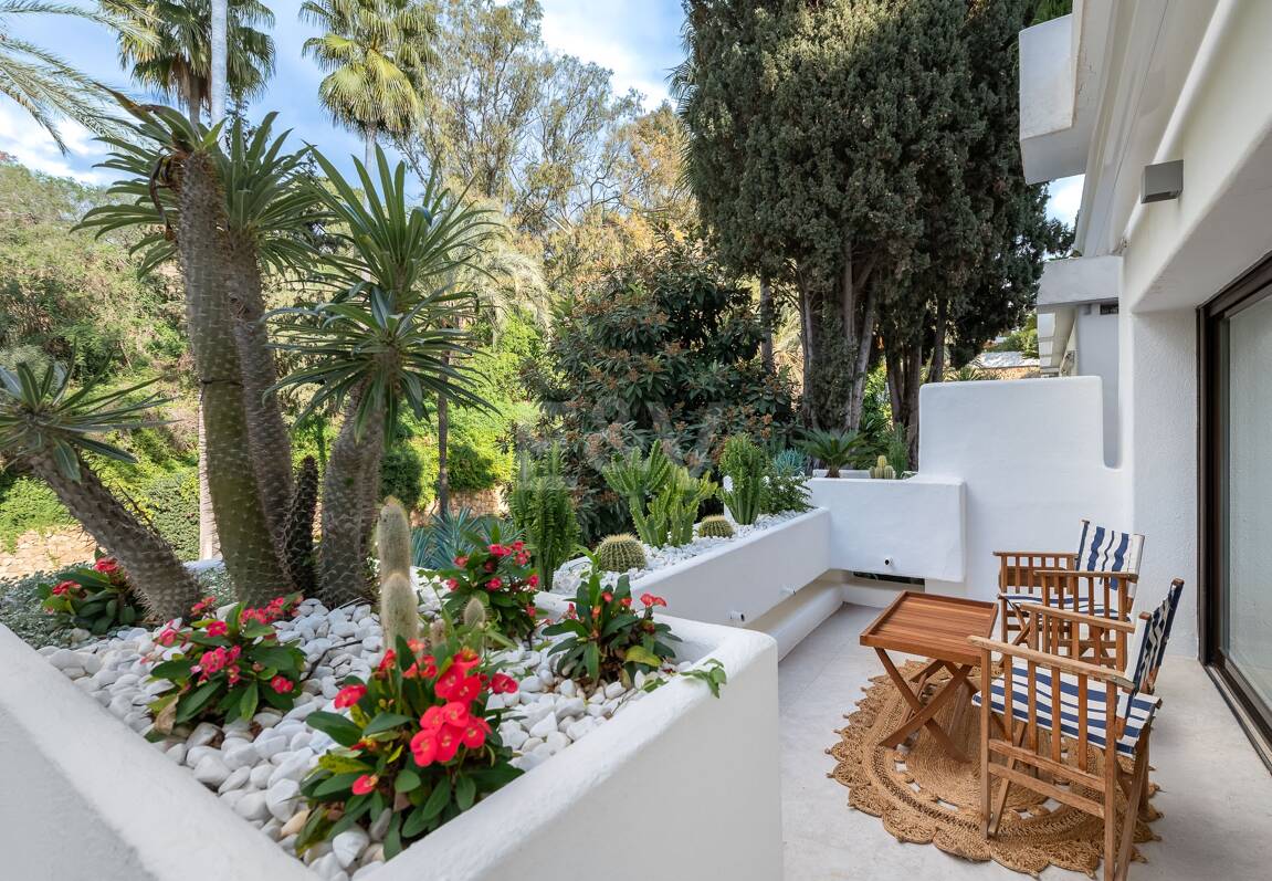 Lomas de Marbella Club Modernes Duplex mit privatem Garten und Pool