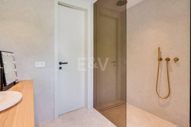 Lomas de Marbella Club Modernes Duplex mit privatem Garten und Pool