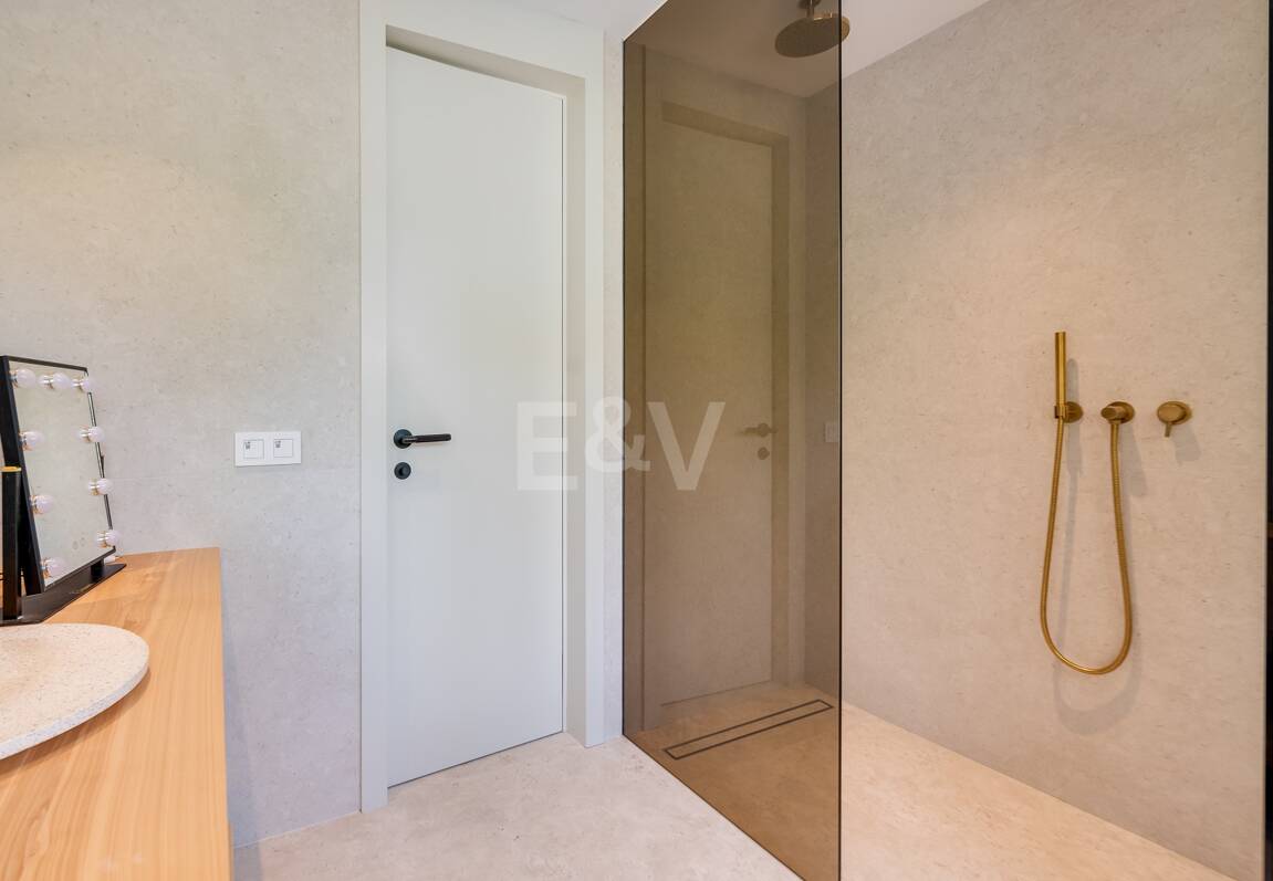 Lomas de Marbella Club Modernes Duplex mit privatem Garten und Pool