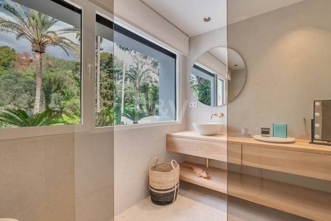 Lomas de Marbella Club Modernes Duplex mit privatem Garten und Pool