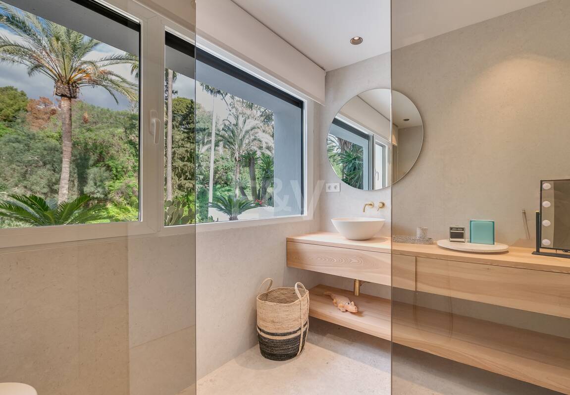 Lomas de Marbella Club Modernes Duplex mit privatem Garten und Pool