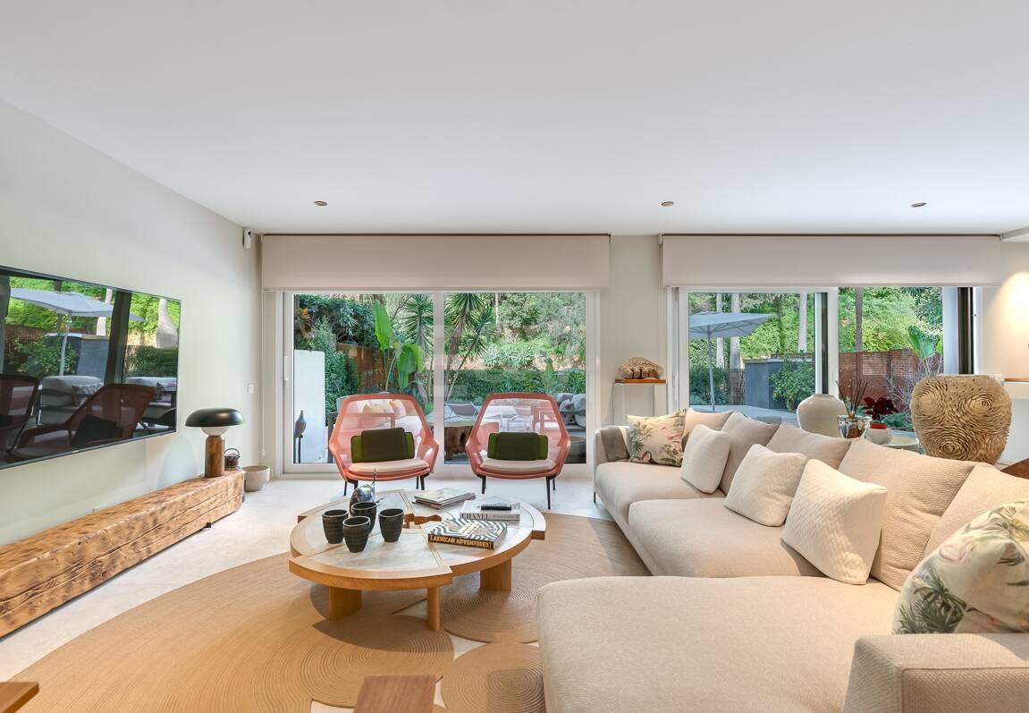 Lomas de Marbella Club Modernes Duplex mit privatem Garten und Pool