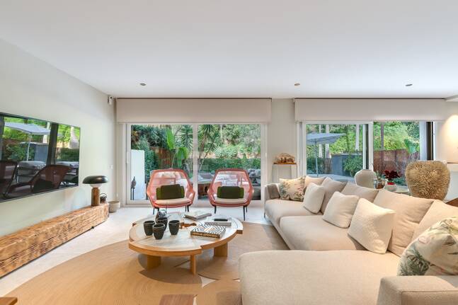 Lomas de Marbella Club Modernes Duplex mit privatem Garten und Pool