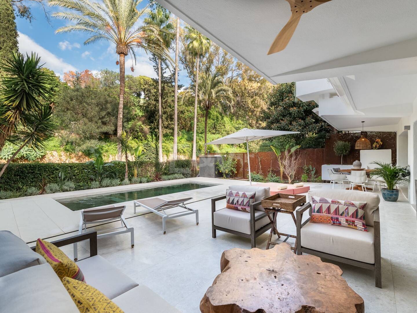 Lomas de Marbella Club Modernes Duplex mit privatem Garten und Pool