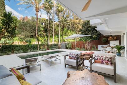 Lomas de Marbella Club Modernes Duplex mit privatem Garten und Pool