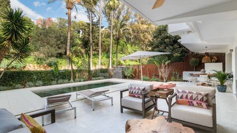 Lomas de Marbella Club Duplex moderne avec jardin privé et piscine