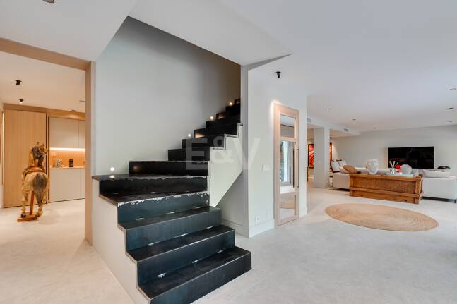 Lomas de Marbella Club Modernes Duplex mit privatem Garten und Pool