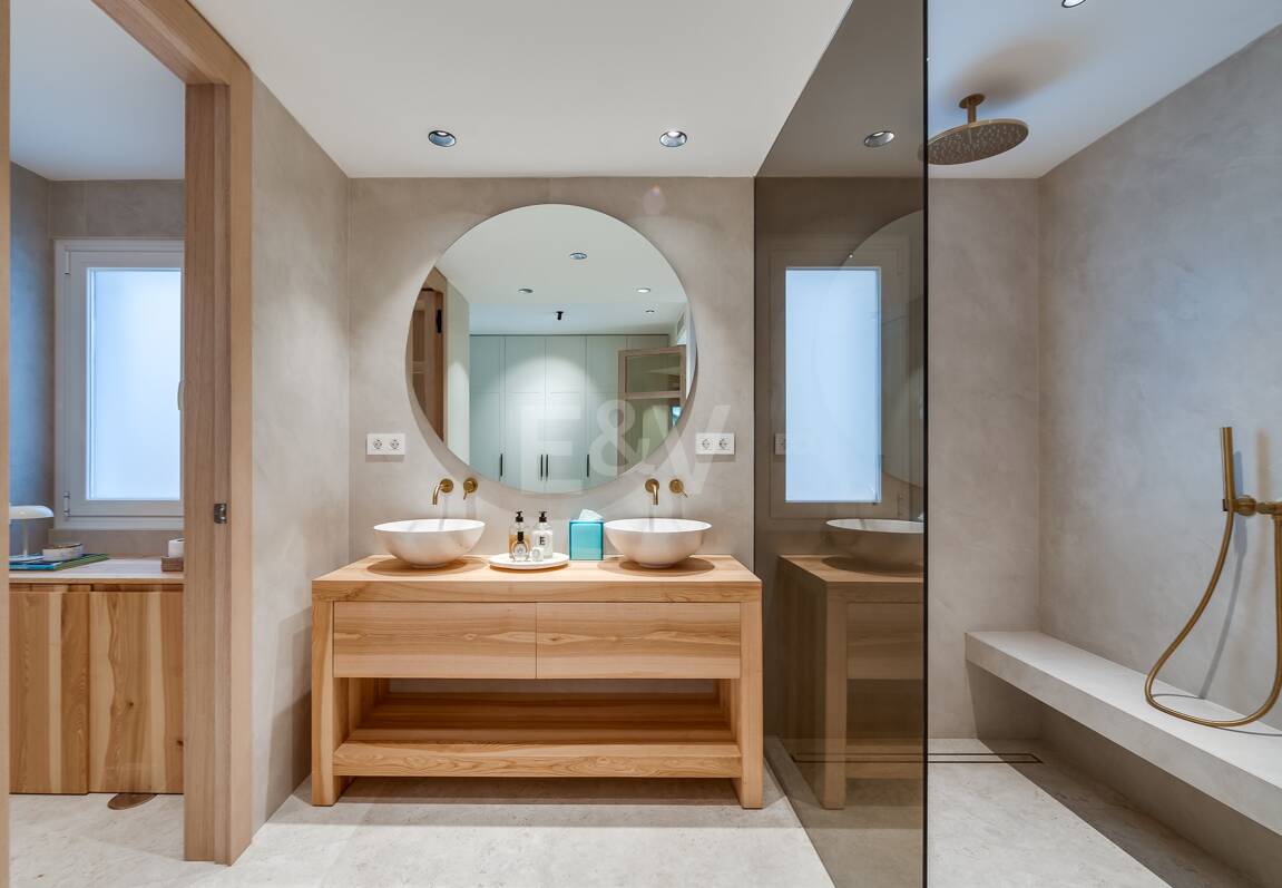 Lomas de Marbella Club Modernes Duplex mit privatem Garten und Pool