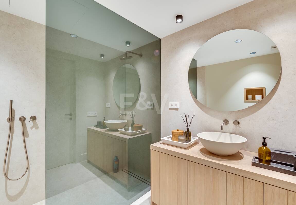 Lomas de Marbella Club Modernes Duplex mit privatem Garten und Pool