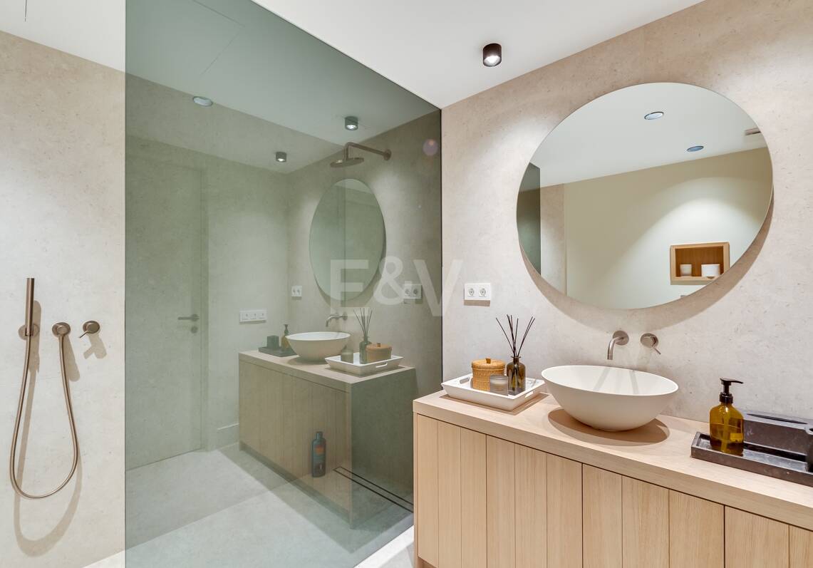 Lomas de Marbella Club Duplex moderne avec jardin privé et piscine