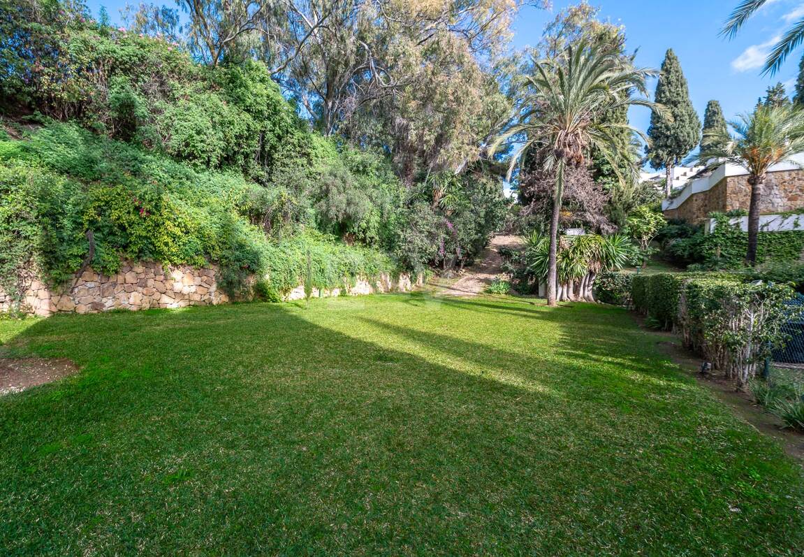 Lomas de Marbella Club Modernes Duplex mit privatem Garten und Pool