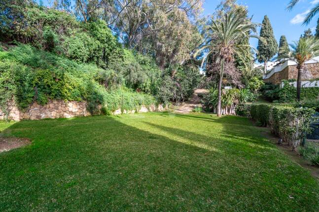 Lomas de Marbella Club Modernes Duplex mit privatem Garten und Pool