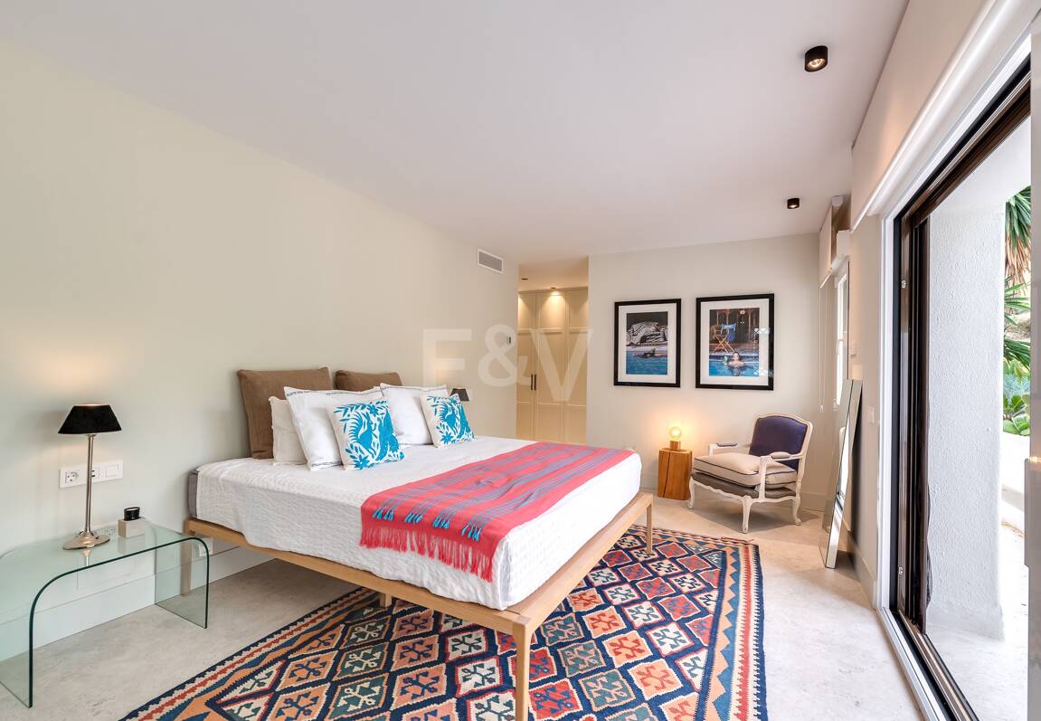 Lomas de Marbella Club Modernes Duplex mit privatem Garten und Pool