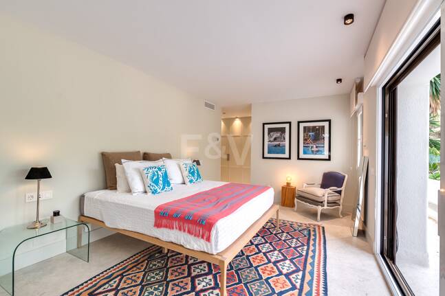 Lomas de Marbella Club Modernes Duplex mit privatem Garten und Pool