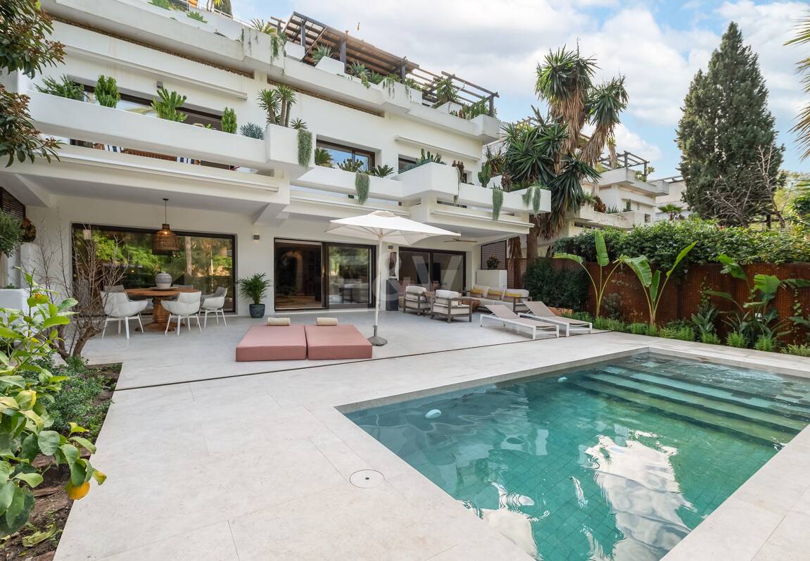 Lomas de Marbella Club Modernes Duplex mit privatem Garten und Pool