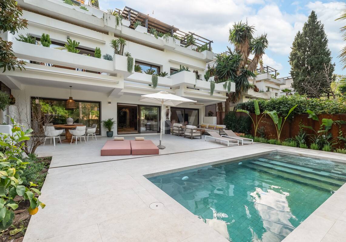Lomas de Marbella Club Duplex moderne avec jardin privé et piscine