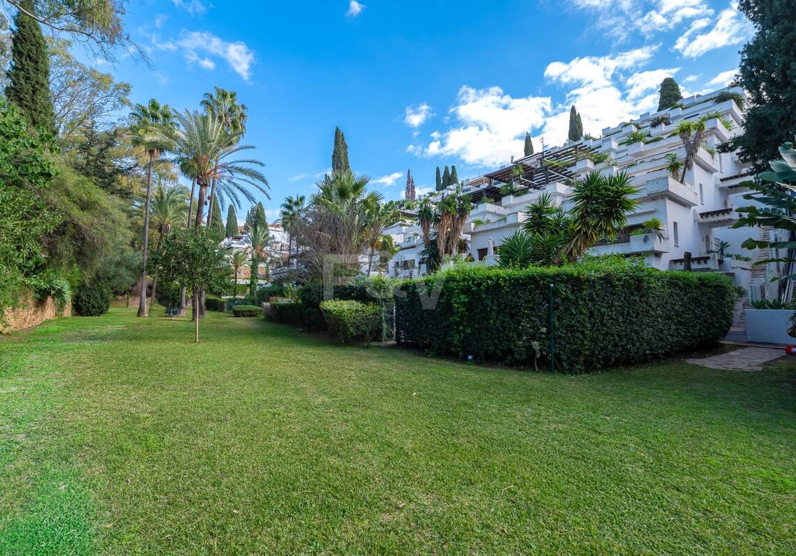 Lomas de Marbella Club Duplex moderne avec jardin privé et piscine