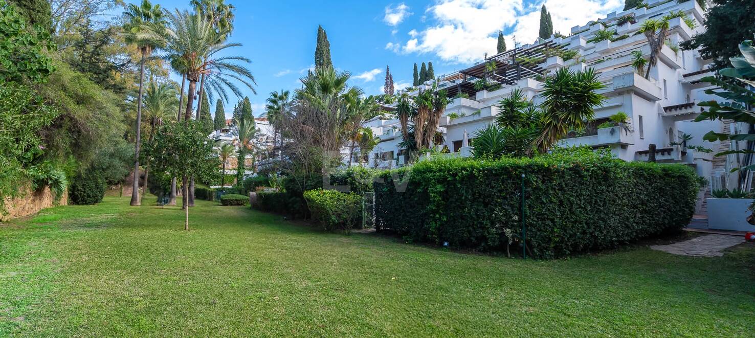 Lomas de Marbella Club Modern Duplex med privat trädgård och pool