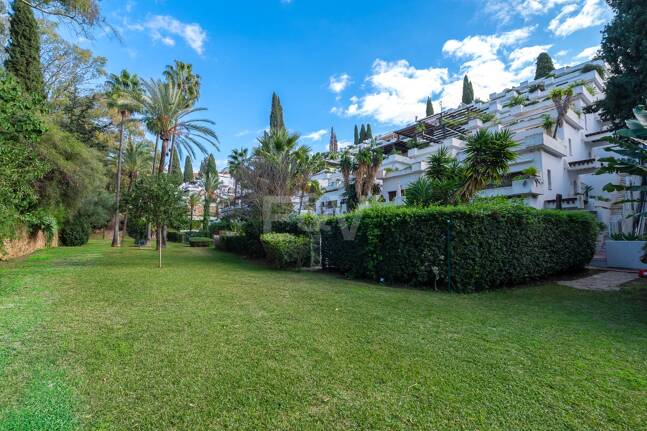 Lomas de Marbella Club Modernes Duplex mit privatem Garten und Pool