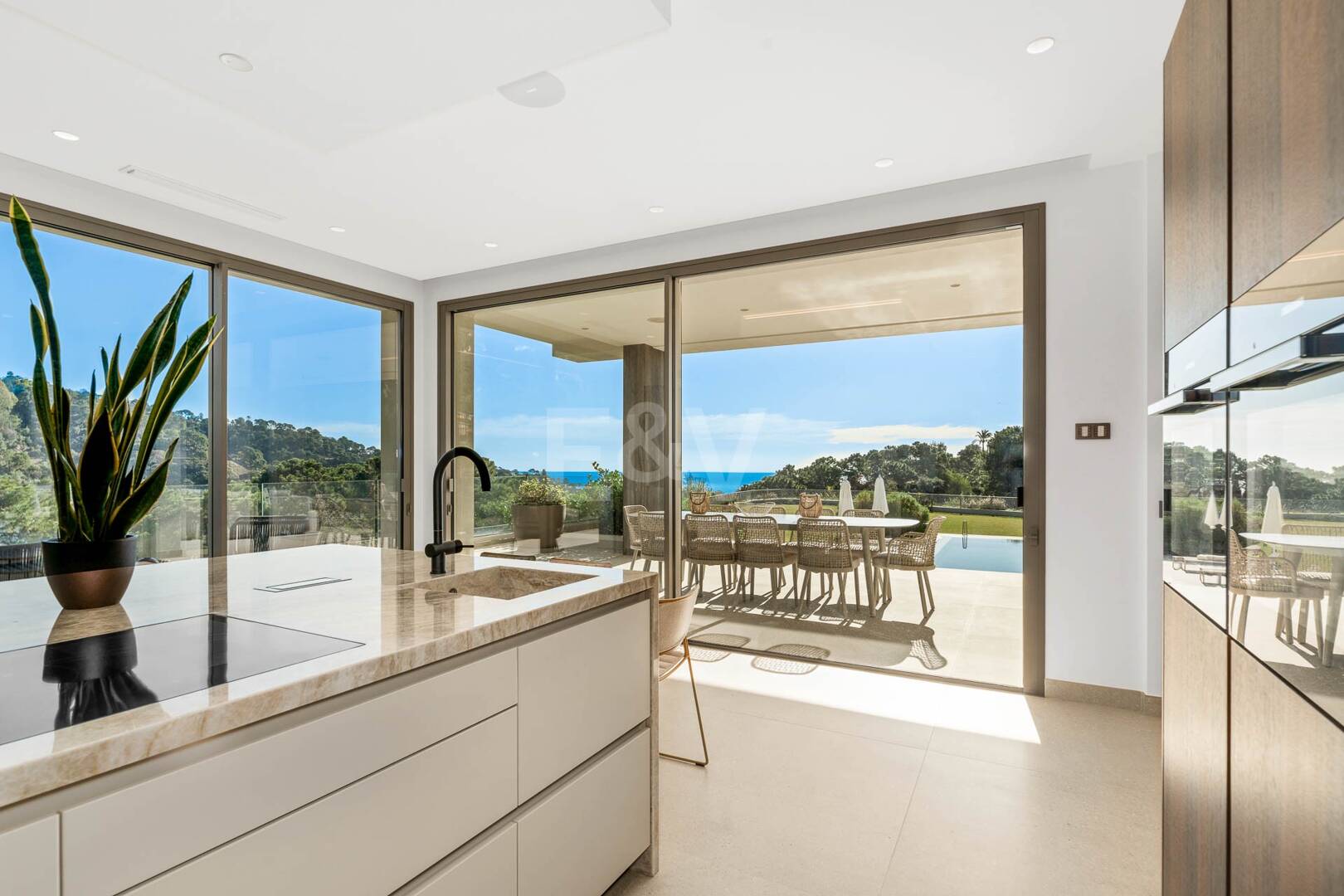 Nouvelle villa moderne avec vue spectaculaire sur la mer à Zagaleta