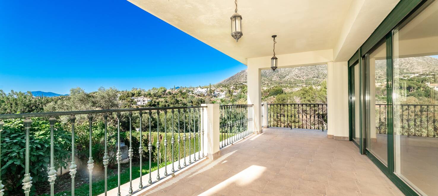 Spacious Villa with Sea and Mountain Views