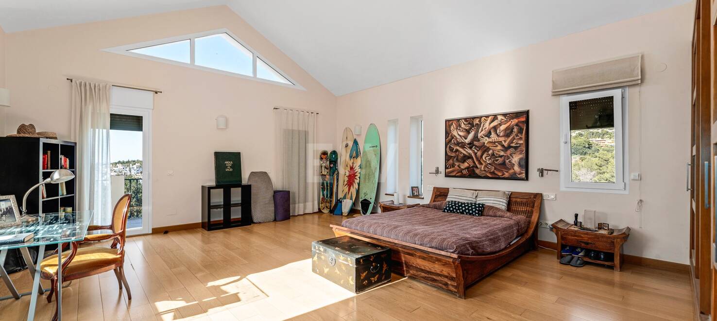 Spacious Villa with Sea and Mountain Views