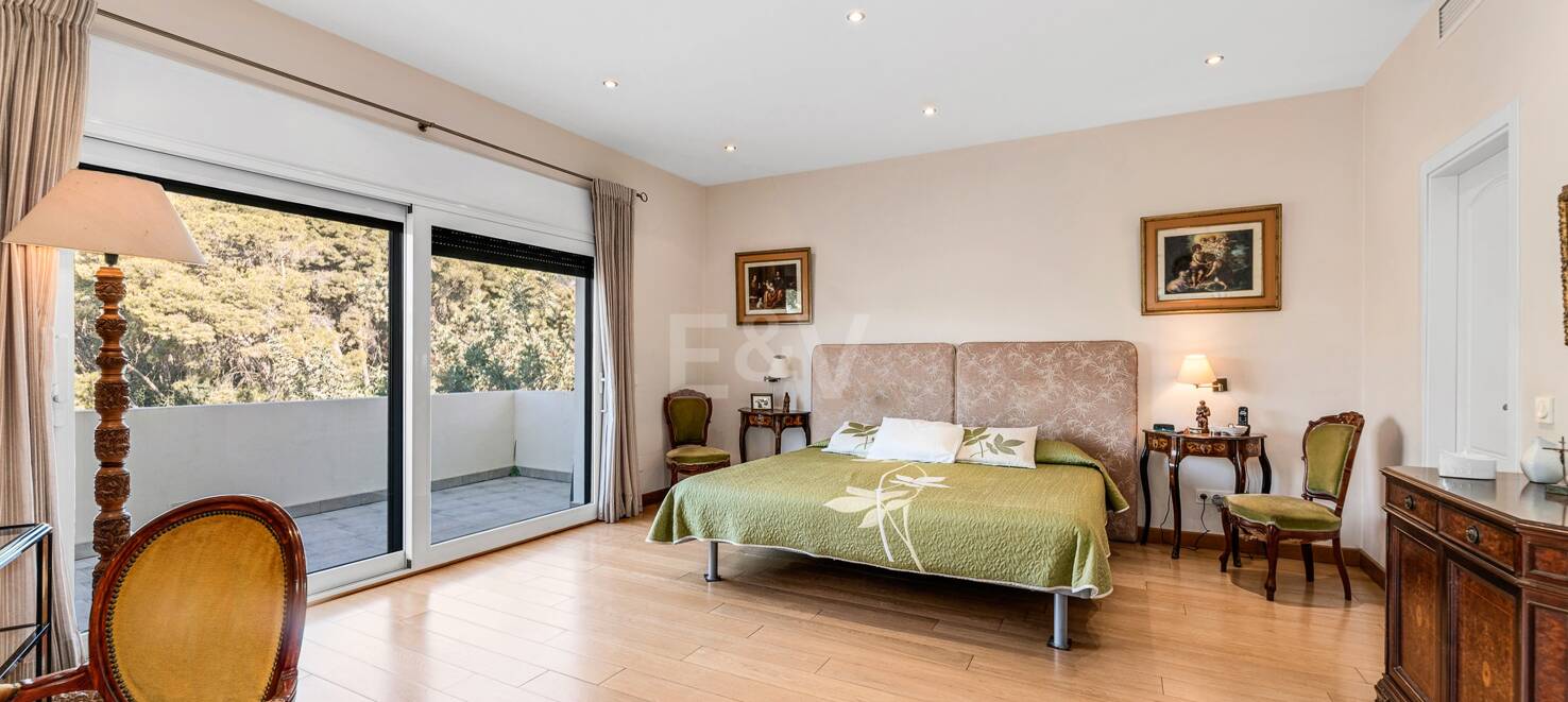 Spacious Villa with Sea and Mountain Views