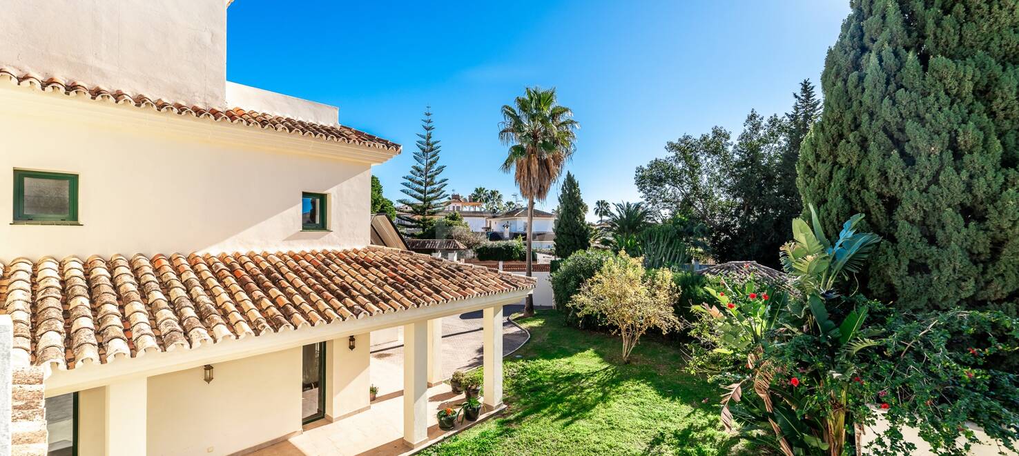 Spacious Villa with Sea and Mountain Views