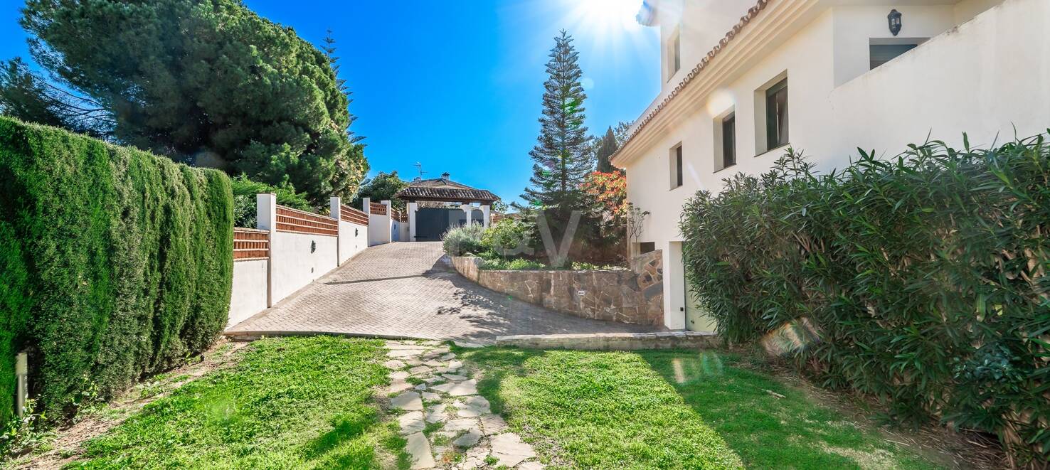 Spacious Villa with Sea and Mountain Views