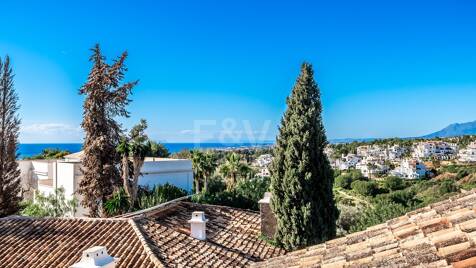 Amplia Villa con Vistas al Mar y Montaña