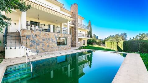 Amplia Villa con Vistas al Mar y Montaña