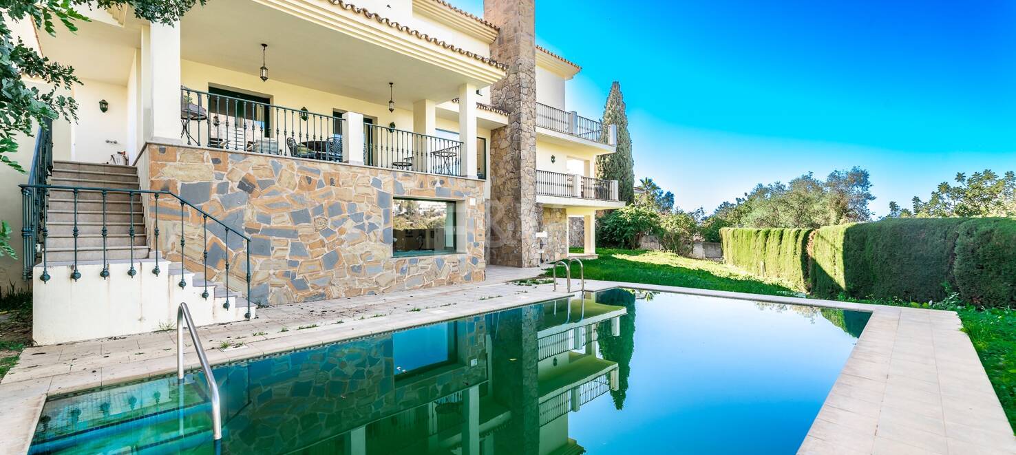 Spacious Villa with Sea and Mountain Views