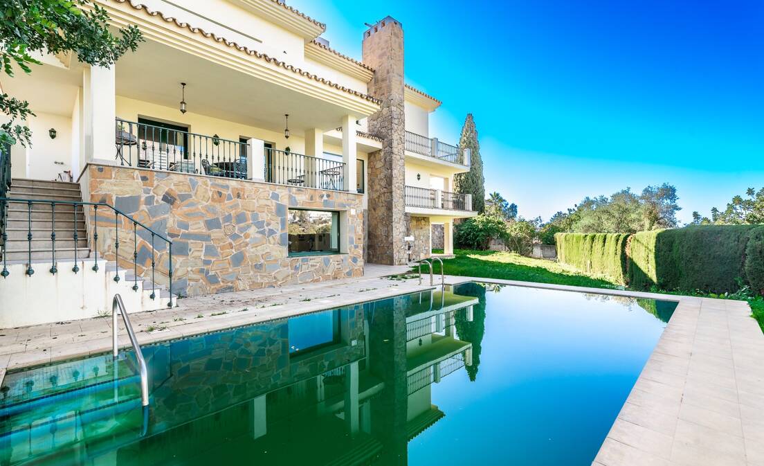 Amplia Villa con Vistas al Mar y Montaña