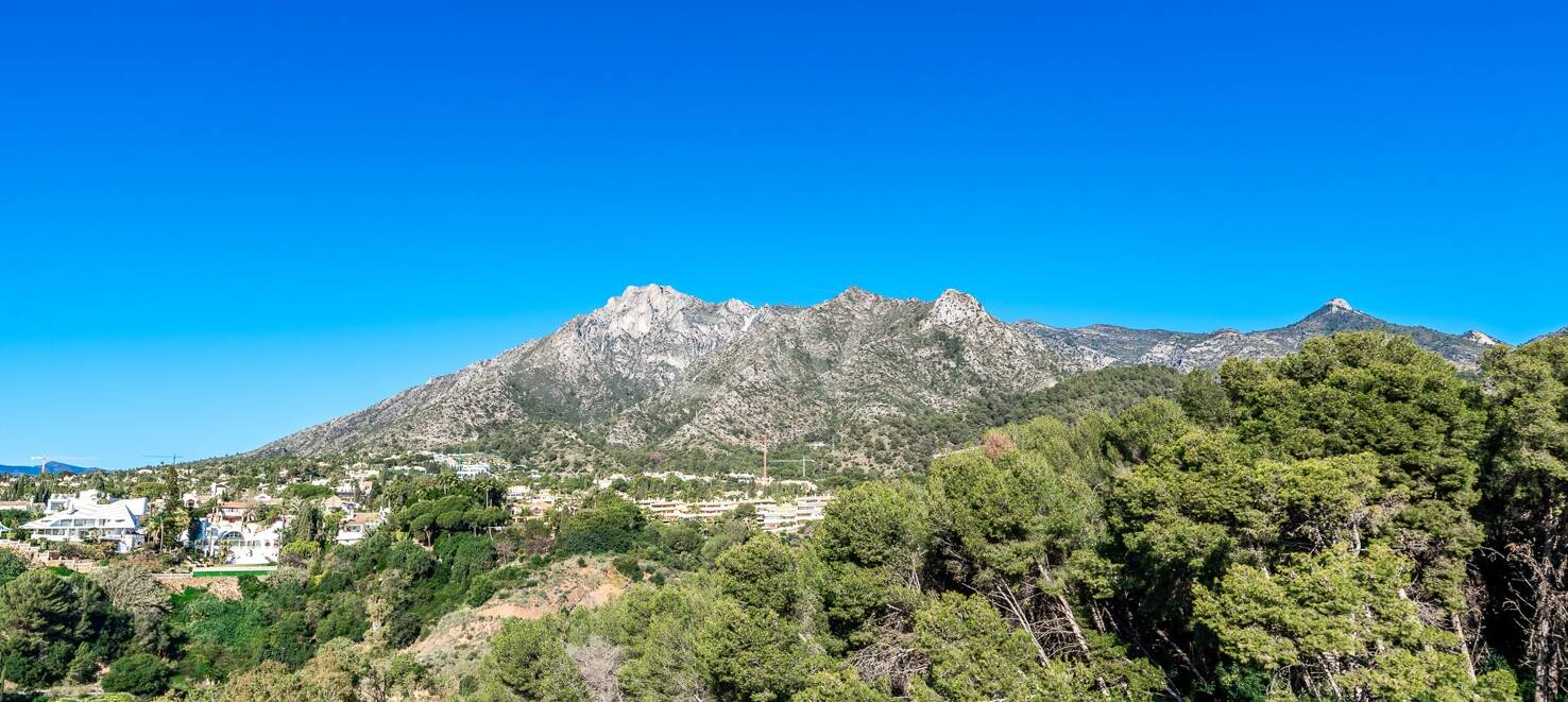 Spacious Villa with Sea and Mountain Views